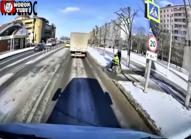 Video: Even in a wheelchair, the crossing is deadly